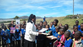 Children at Auray Primary receive books